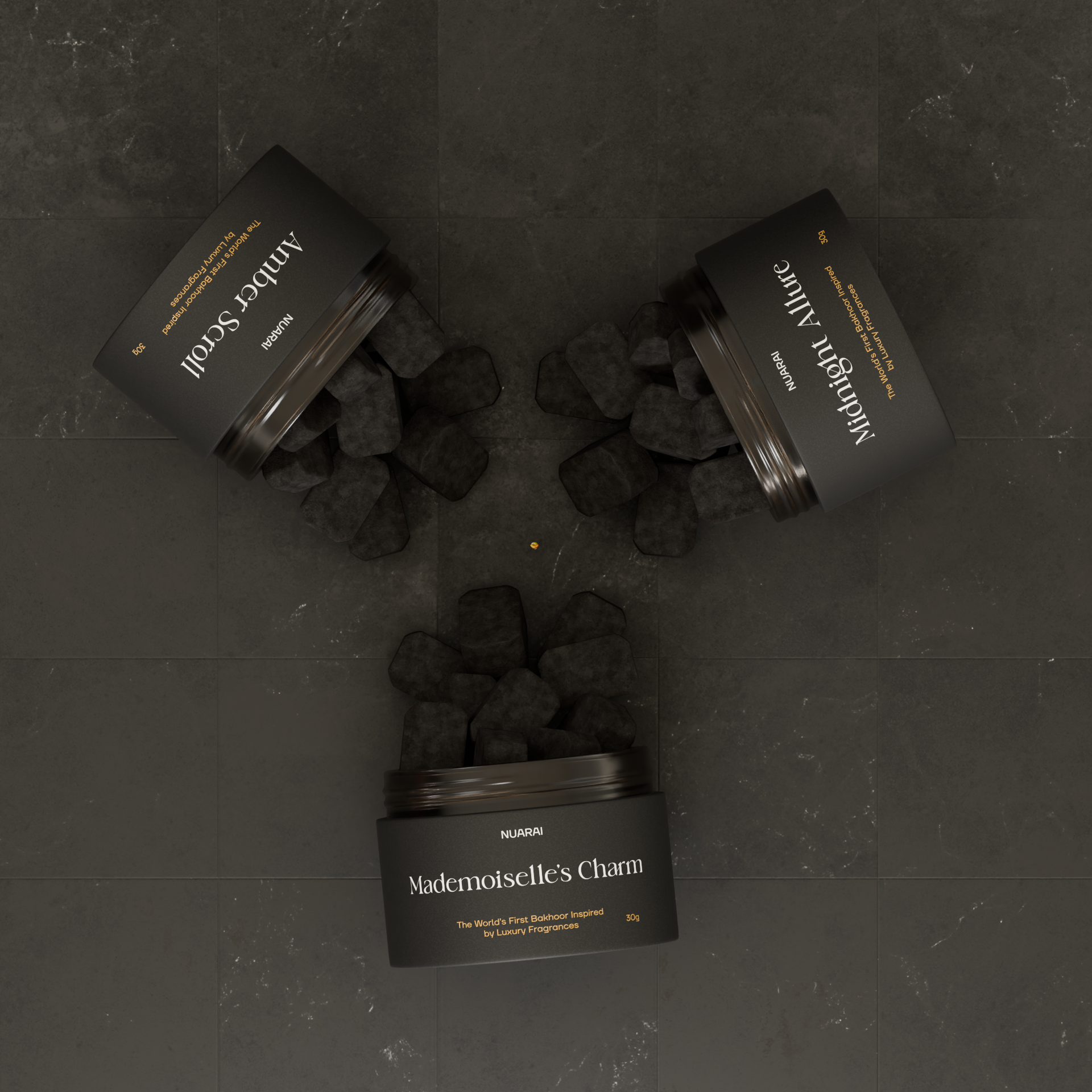 ثلاث حاويات من اللون الأسود على خلفية داكنة