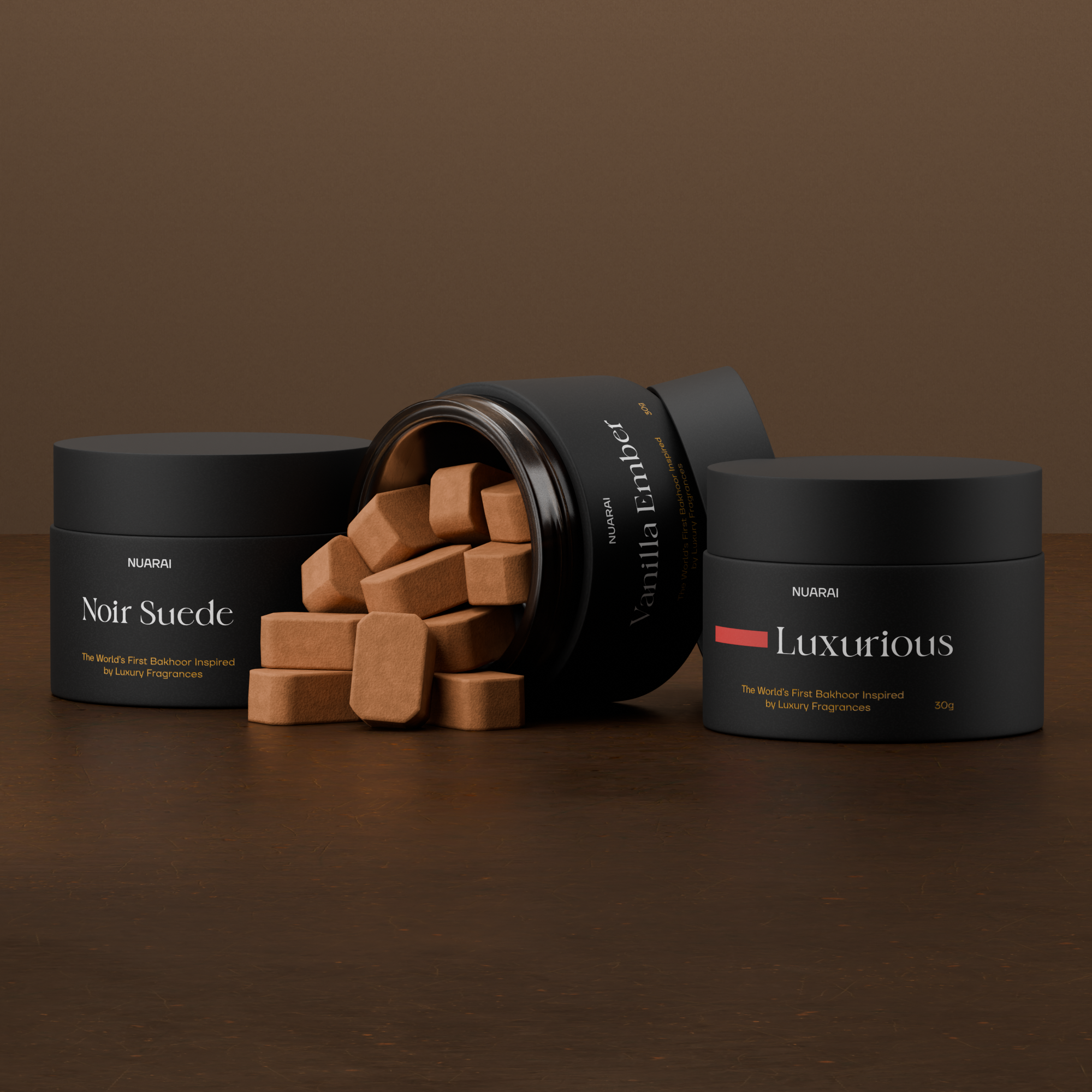 حاويات سوداء مع مكعبات بنية اللون على سطح خشبي